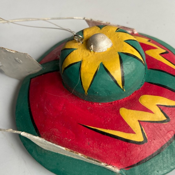 Handpainted Balsa Wood UFO - Picture 9 of 12